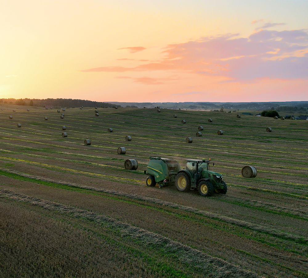 Traktor obavlja baliranje sijena