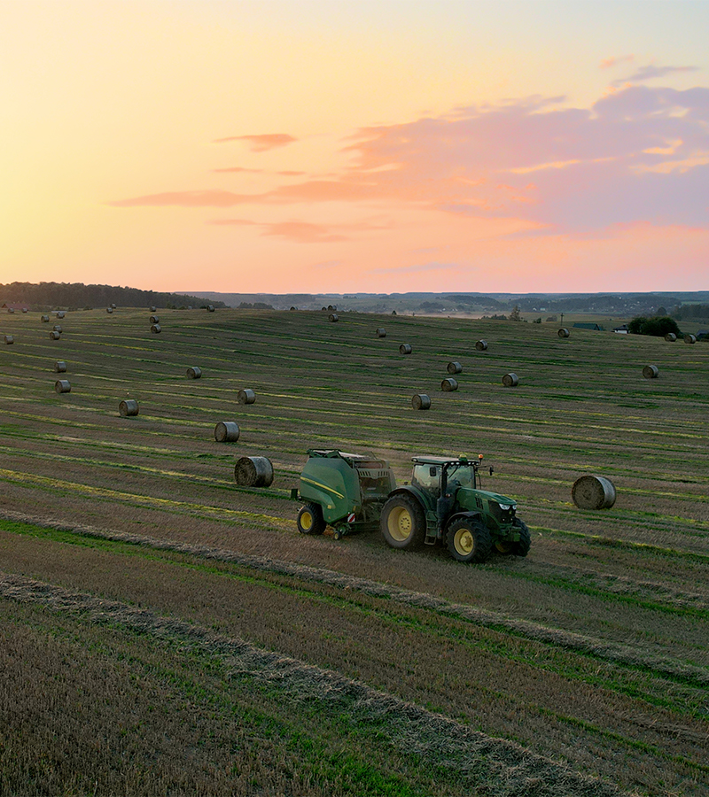 Traktor obavlja baliranje sijena
