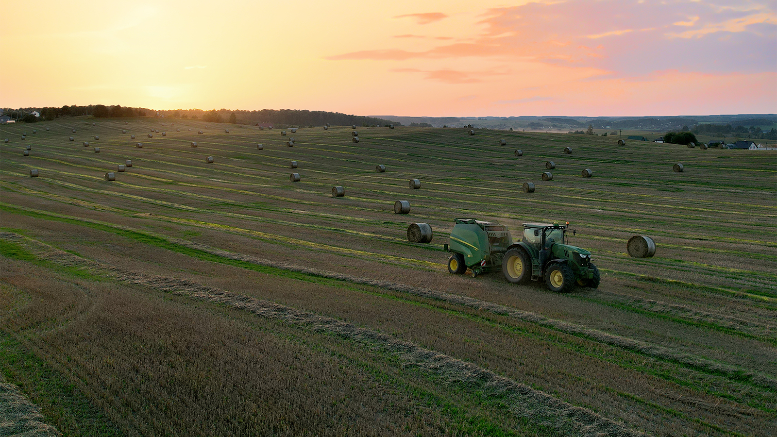 Traktor obavlja baliranje sijena