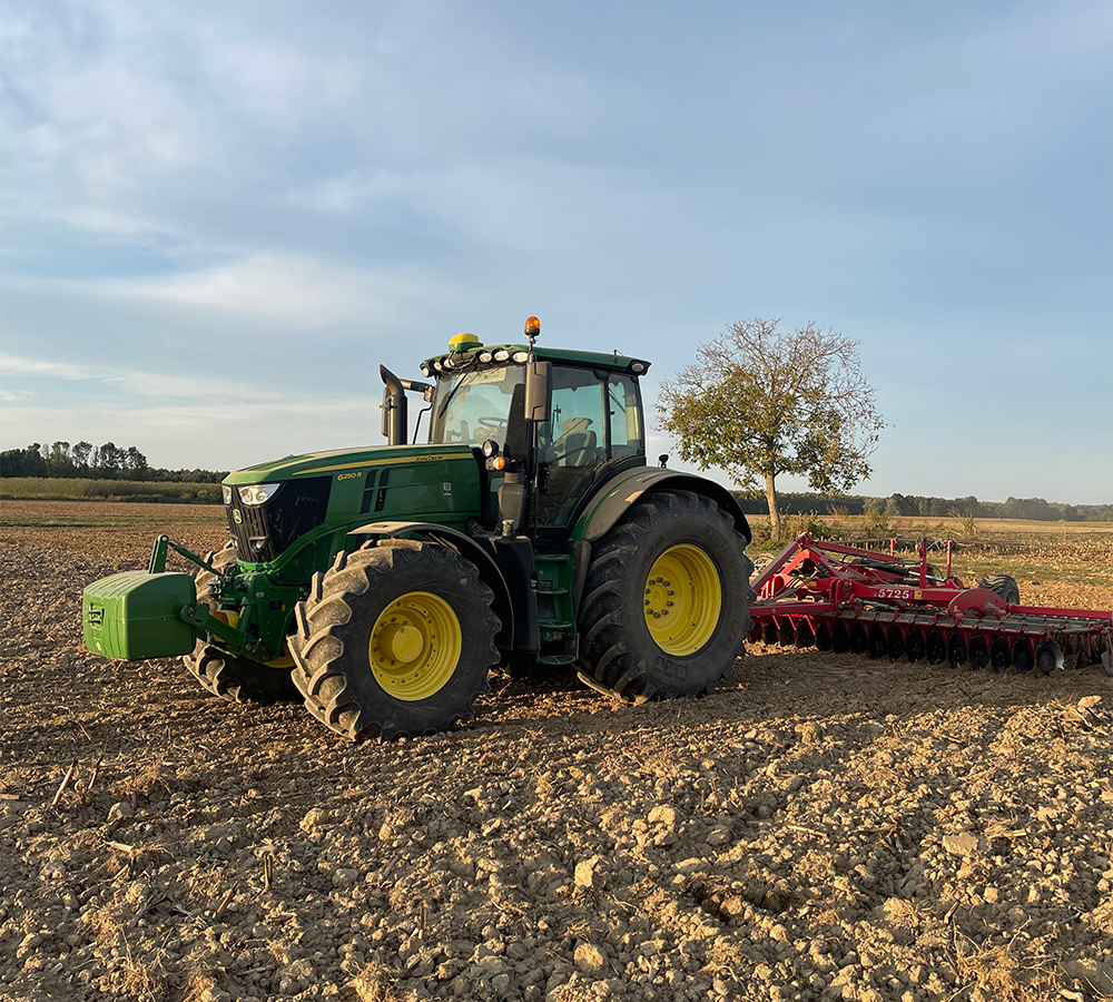 Traktor obavlja dopunsku obradu tla