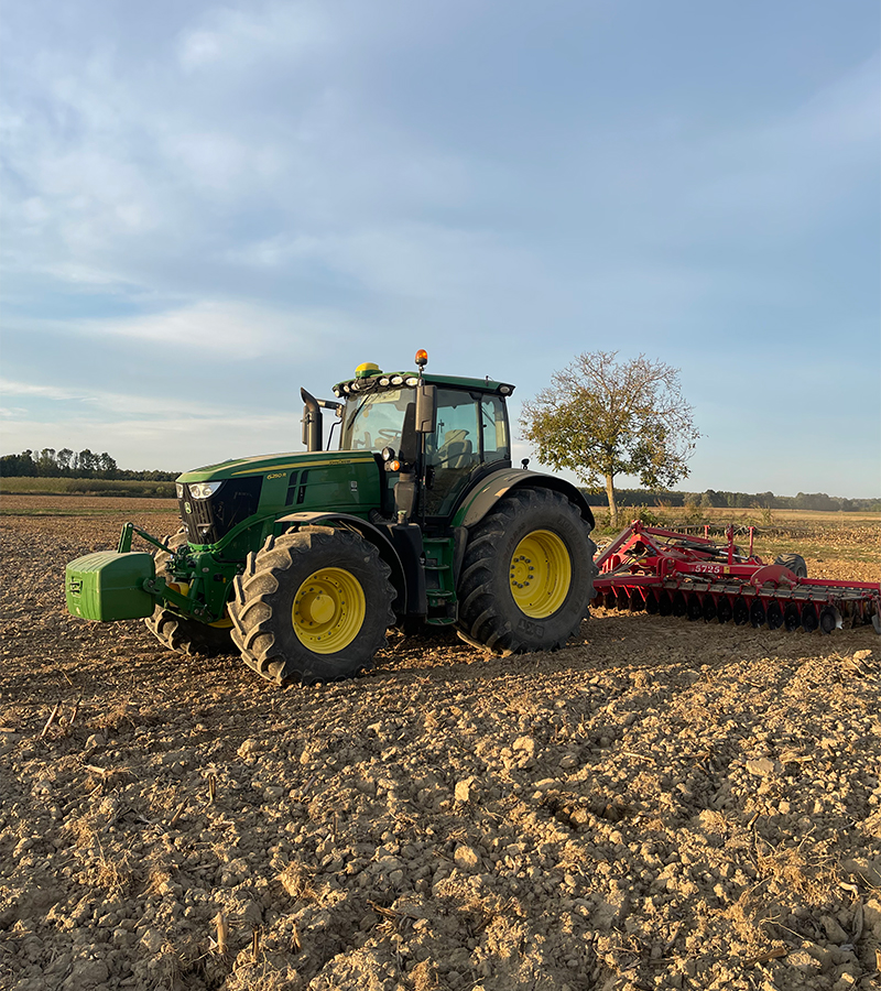 Traktor obavlja dopunsku obradu tla