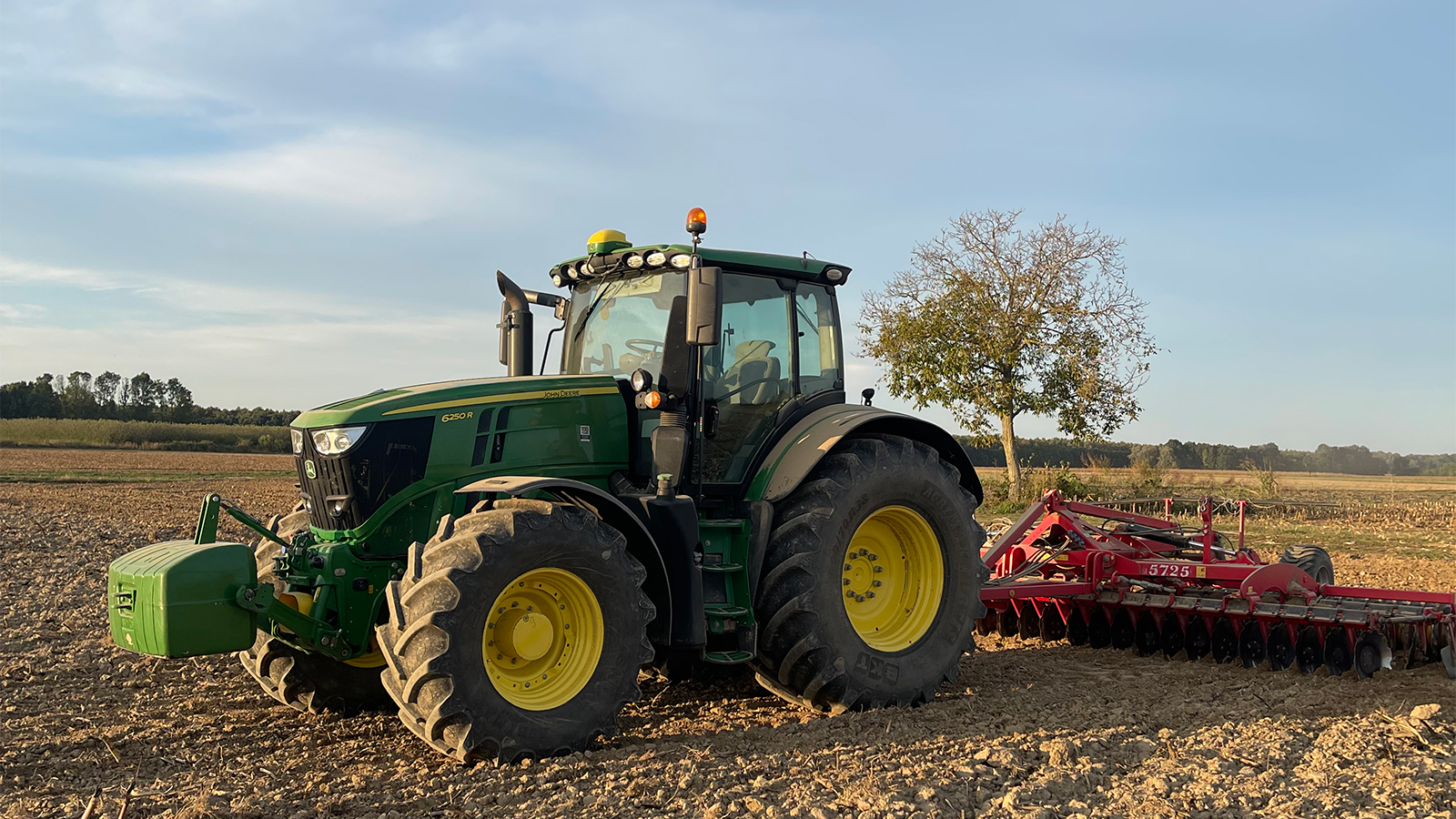 Traktor obavlja dopunsku obradu tla
