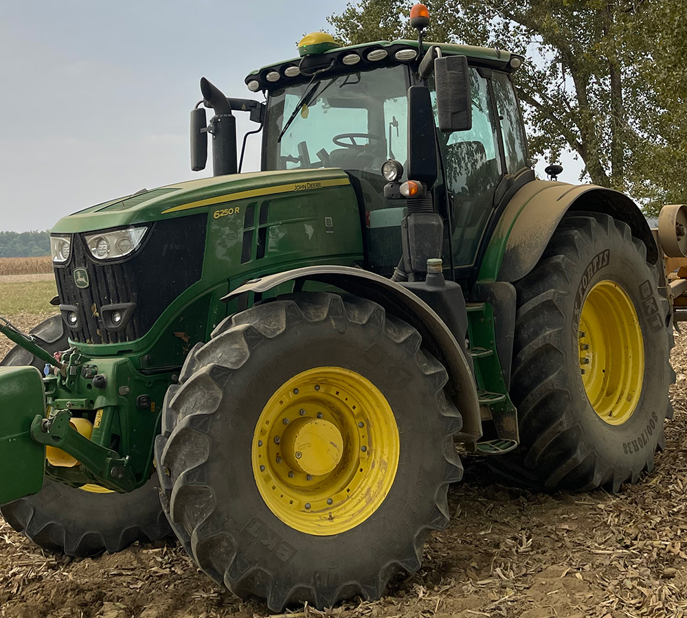 Traktor obavlja tešku obradu tla