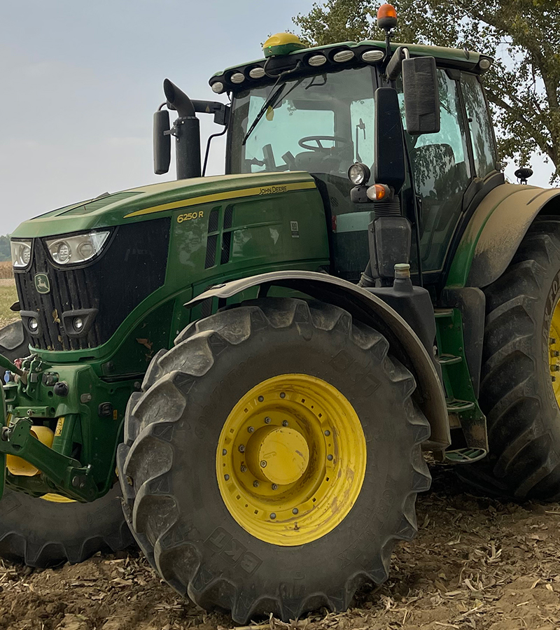 Traktor obavlja tešku obradu tla