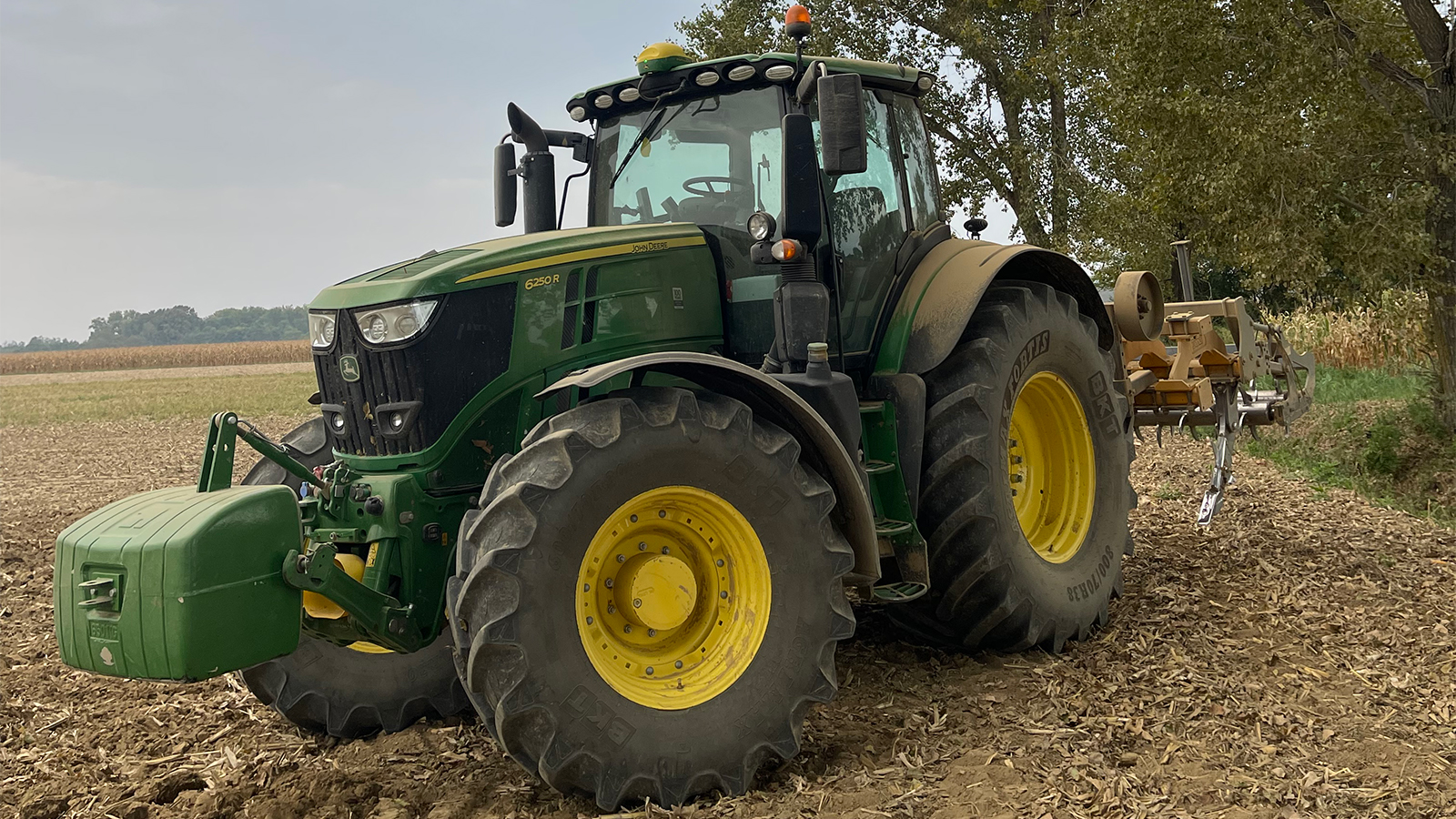 Traktor obavlja tešku obradu tla